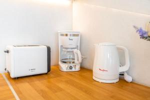 zwei Geräte auf einem Holzboden in der Unterkunft Luxury Town Center Suite, Β1 in Iraklio