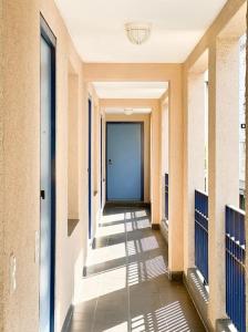 a hallway of a building with a blue door at Schickes Apartment in City Lage B7 in Karlsruhe