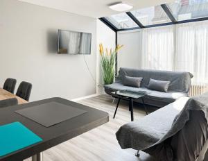 ein Wohnzimmer mit einem Sofa und einem Tisch in der Unterkunft Schickes Apartment in City Lage B7 in Karlsruhe