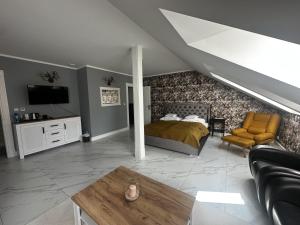 uma sala de estar com uma cama e um sofá em Dolcevita Podlasie em Bondary