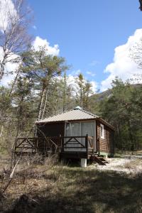 a small cabin in the middle of a forest at Camping du Villard in Thorame-Basse