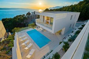 z góry widok na dom z basenem w obiekcie Seaview villa with Wellness, Dreams Of Dalmatia II w Baskiej Vodzie