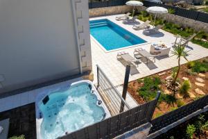 格罗霍特Villa Ora with Heated pool, Whirlpool, 4 bedrooms的享有大楼游泳池的顶部景致 更多49张照片