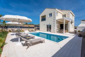an image of a villa with a swimming pool at Villa Ora with Heated pool, Whirlpool, 4 bedrooms in Grohote