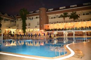 Bazén v ubytování Side Yeşilöz Hotel nebo v jeho okolí