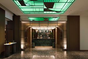 una hall con un edificio con soffitto verde di The Mark Grand Hotel a Saitama