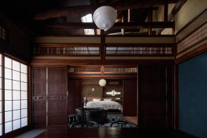 - une chambre avec une mezzanine et un grand lit dans l'établissement 城崎温泉 旅館 つばき乃 - Kinosaki Onsen Ryokan Tsubakino, à Toyooka