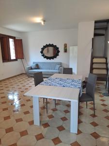 un tavolo bianco e sedie in soggiorno di Villa Paola a Capaci