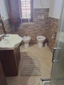 bagno con 2 lavandini, servizi igienici e doccia di Villa Paola a Capaci