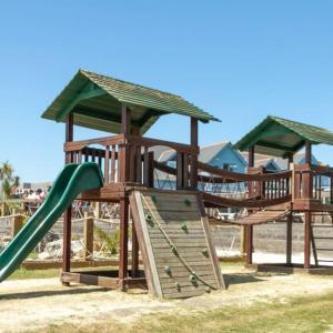 un parque infantil con tobogán en Yarborough View 1 Whitecliff Bay Bembridge Isle of Wight, en Bembridge 24 fotos más