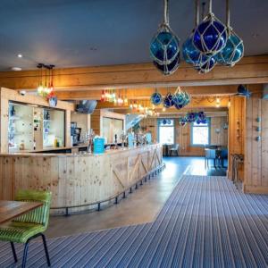 un restaurante con un bar con tazones azules en la pared en Yarborough View 1 Whitecliff Bay Bembridge Isle of Wight, en Bembridge