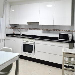 Kuchyňa alebo kuchynka v ubytovaní Piso Riazor 4 habitaciones + 11 fotografií
