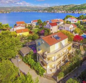 una vista aerea di un edificio vicino all'acqua di Apartments Petrovic a Rogoznica (Rogosnizza)