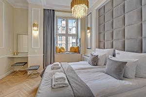 - une chambre avec un grand lit et une grande tête de lit dans l'établissement Downtown Apartments Old Town Piwna, à Gdańsk