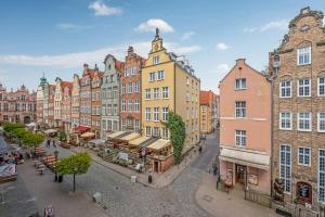 une vue aérienne sur une rue de la ville avec des bâtiments dans l'établissement Downtown Apartments Old Town Piwna, à Gdańsk