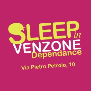 una señal rosa con las palabras dormir en dependencia venafrina en Sleep In Venzone Depandance, en Venzone