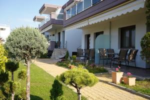 un patio di una casa con sedie e alberi di JASMINE STUDIOS POTOS a Potos