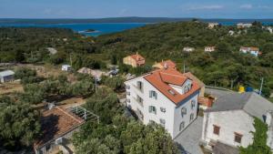 an aerial view of a white house with a red roof at Beautiful new Apartment Ancora 2 in Nerezine