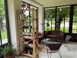 Habitación con silla y mesa de cristal. en Marimastè, en Roncade