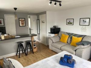 ein Wohnzimmer mit einem Sofa und einem Tisch in der Unterkunft West Moor View Apartment in Launceston