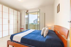 Un pat sau paturi într-o cameră la Appartamento Sea Garden - MyHo Casa