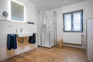 a bathroom with a sink and a shower at Ferienwohnungen Jonuscheit in Bodenmais