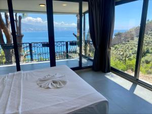 een slaapkamer met een bed en uitzicht op de oceaan bij Castle Boutique Hotel Alanya in Alanya