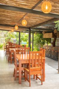 uma sala de jantar com uma mesa de madeira e cadeiras em Chobwe Lodge em Chelston