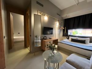 ein Hotelzimmer mit einem Bett und einem Tisch in der Unterkunft AG Hotels Antalya in Antalya