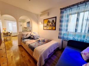 a bedroom with a bed and a window at Apartment Taya in Piran