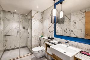 Ramada Encore by Wyndham Siliguri Sevoke Road的一间浴室