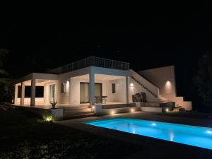 Bazén v ubytování Villa Pasquy nebo v jeho okolí