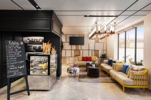 Ramada Encore by Wyndham Siliguri Sevoke Road的休息区