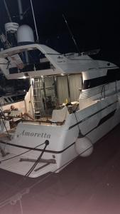 a white boat is parked in a dock at Mobilheim - Hausboot - Motoryacht Ilver Daytona 40 -Amoretta- in Banjole