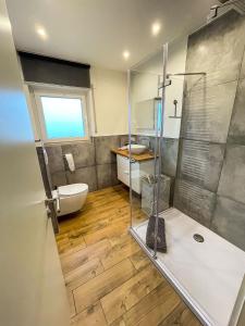 y baño con ducha y aseo. en Südschleife Appartements - App. 2 - WLAN - Direkt am Ring, en Reimerath