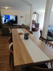 Televízia a/alebo spoločenská miestnosť v ubytovaní logement entier spacieux et confortable à 1 h de Paris