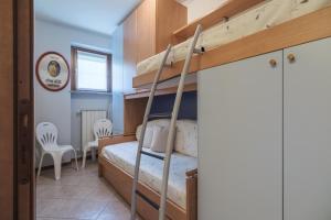 een slaapkamer met een stapelbed en een ladder bij De Gasperi 14 in Sale Marasino