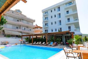 Bazén v ubytování 6 Milje Hotel nebo v jeho okolí