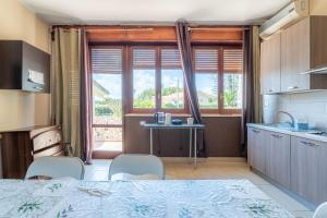 a kitchen with a table and chairs and a window at Bes Beach - Villa con piscina in Fontane Bianche