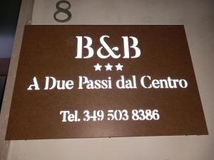 תעודה, פרס, שלט או מסמך אחר המוצג ב-A due passi dal centro