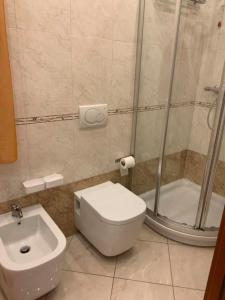 een badkamer met een toilet en een douche bij La Casa di Ines in Chioggia