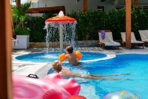 Bazén v ubytování 6 Milje Hotel nebo v jeho okolí