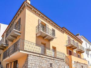 een gebouw met balkons aan de zijkant bij Via Sardegna in Santa Teresa Gallura