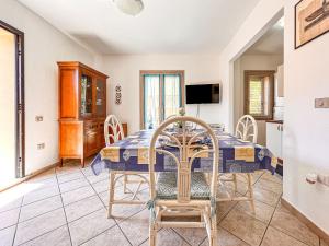 jadalnia ze stołem i krzesłami w obiekcie Via Sardegna w mieście Santa Teresa Gallura