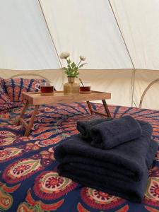 un tavolo con un mucchio di asciugamani su un letto con tenda di Tullesbo Sätesgård a Sjöbo