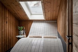 een slaapkamer met een bed in een kamer met een dakraam bij Osprey Lodge in Aviemore