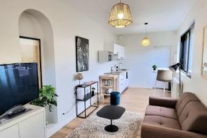Televízia a/alebo spoločenská miestnosť v ubytovaní Studio Chic & Garden - Parking - Wifi - TV