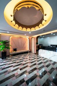 eine Lobby eines Hotels mit einer großen Decke in der Unterkunft Hotel 81 Premier Princess in Singapur