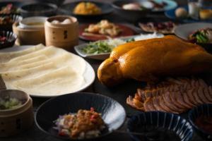 大分ART Hotel Oita的桌子上摆满了食物的盘子和碗