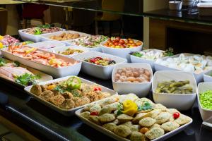 un buffet di diversi tipi di cibo su un tavolo di SOWELL HOTELS Mont Blanc et SPA a Saint-Gervais-les-Bains